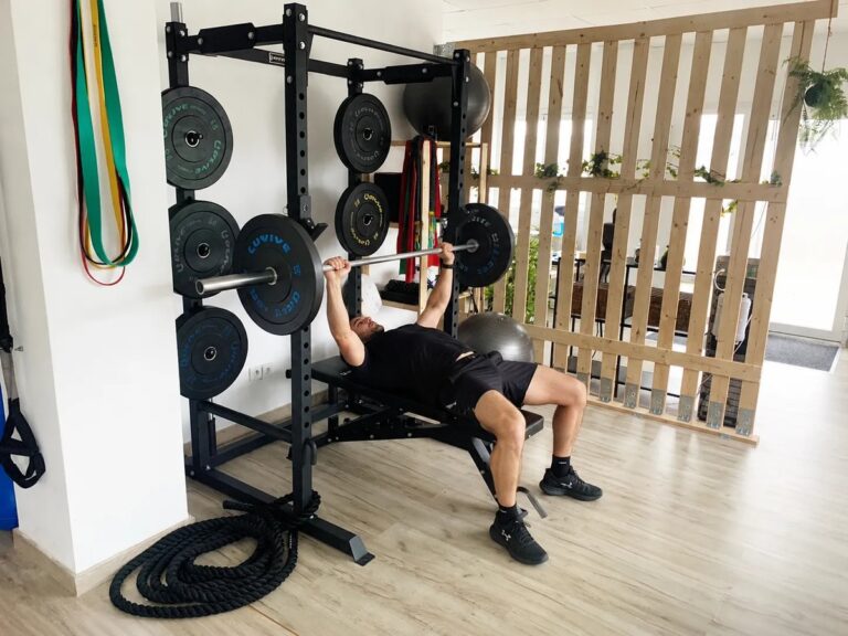 Deportista realizando press de banca con barra en la sala de Pila Centro de Entrenamiento, Santander